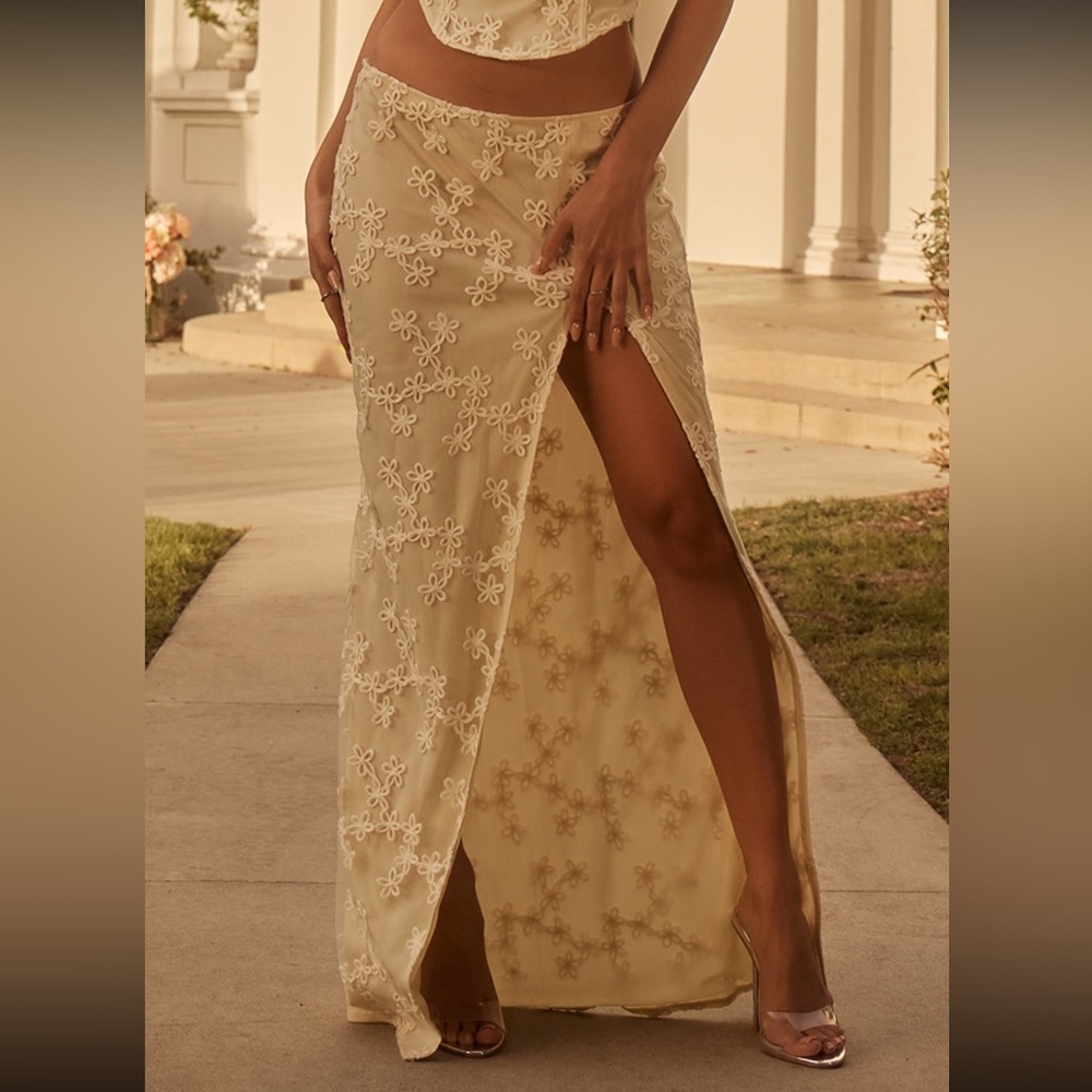 NWT Pretty Little Thing PLT Cream Floral Textured Thigh High Split Maxi Skirt
